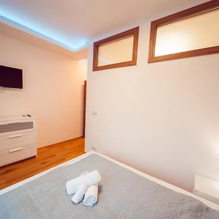 Royal With Two Bedrooms Apartment *